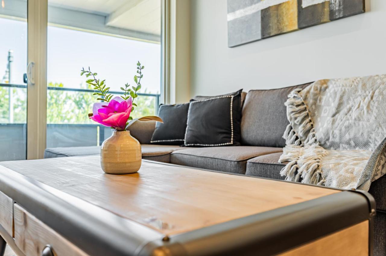 Condo In Parklawn & Lake Shore With Free Parking Close To Airport Toronto Exterior foto